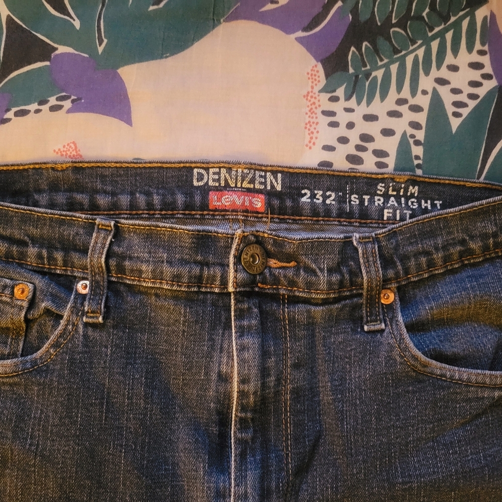 Amazing condition darker wash LEVI'S jeans - Picture 4 of 7